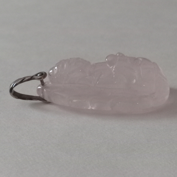 Vintage carved rose quartz pendant - Picture 4 of 7